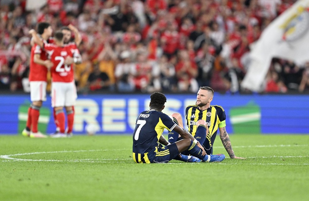 Slovenský futbalista Milan Škriniar (vpravo) po vypadnutí do Európskej ligy.