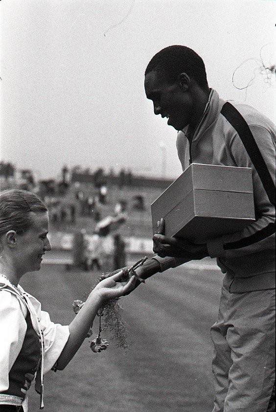 Olympijský víťaz z Mníchova 1972 John Akii-Bua. Uganďan v roku 1973 vyhral na mítingu beh na 400 m cez prekážky.