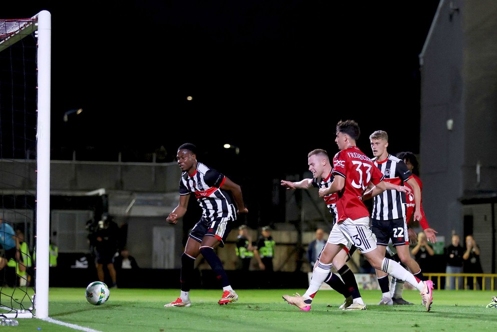 Tyrell Warren skóruje do siete Manchestru United.