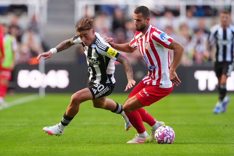 Slovenský futbalista Dávid Hancko (vpravo) v zápase Newcastle - Atlético Madrid. 