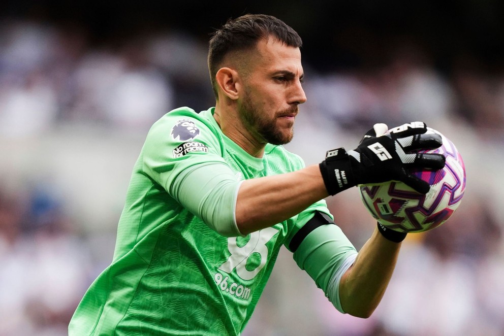 Slovenský brankár Martin Dúbravka v drese anglického Burnley FC.