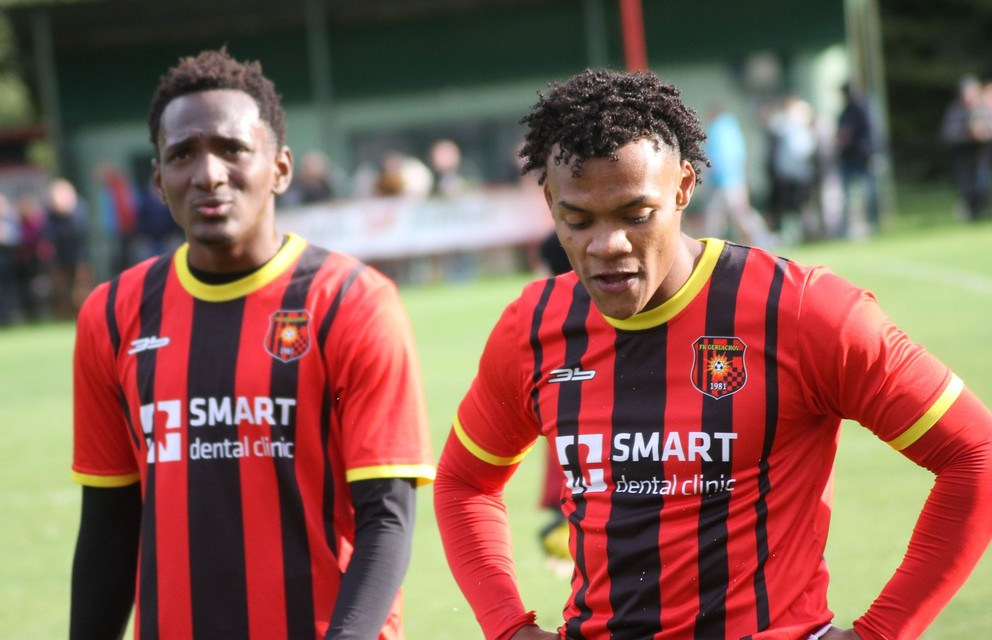 Vpravo Carlos David Mena Jiménez a Yefer Yair Cordoba Perea v drese FK Gerlachov.