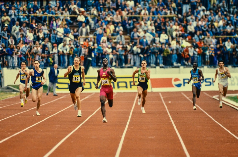 Najväčšia hviezda (nielen) mítingu v roku 1992, Američan Michael Johnson (v červenom).