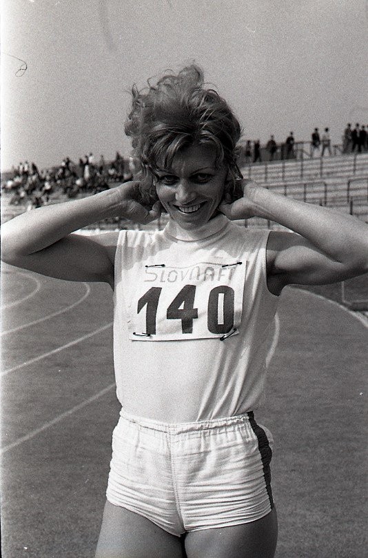 Vynikajúca šprintérka Eva Glesková-Lehocká na mítingu Pravda - Televízia v roku 1972. Gleskovej slovenský rekord na 100 m 11,29 z roku 1968 vydržal 55 rokov, kým ho neprekonala Viktória Forster (11,26).
