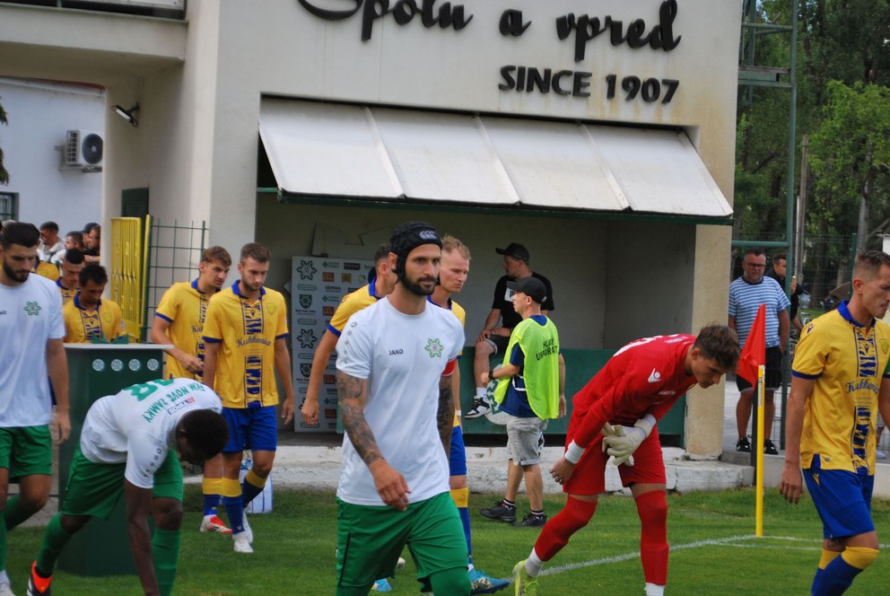 Dominik Fótyik vedie Novozámčanov na zápas proti béčku Dunajskej Stredy. 
