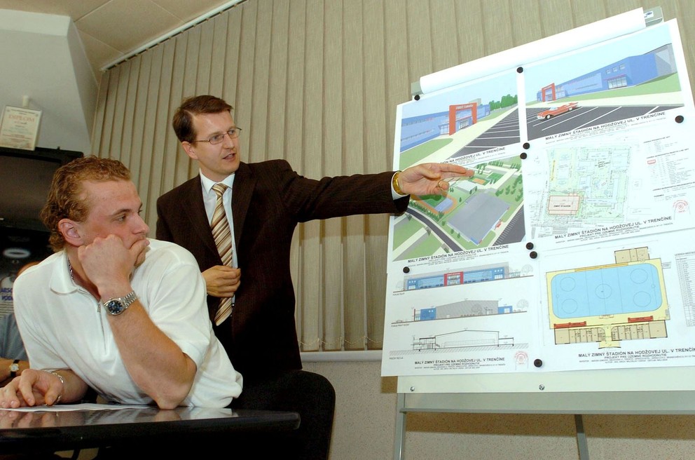 Na snímke Marián Gáborík (vľavo) a primátor Trenčína Branislav Celler (vpravo) pred výstavbou štadióna v roku 2004.