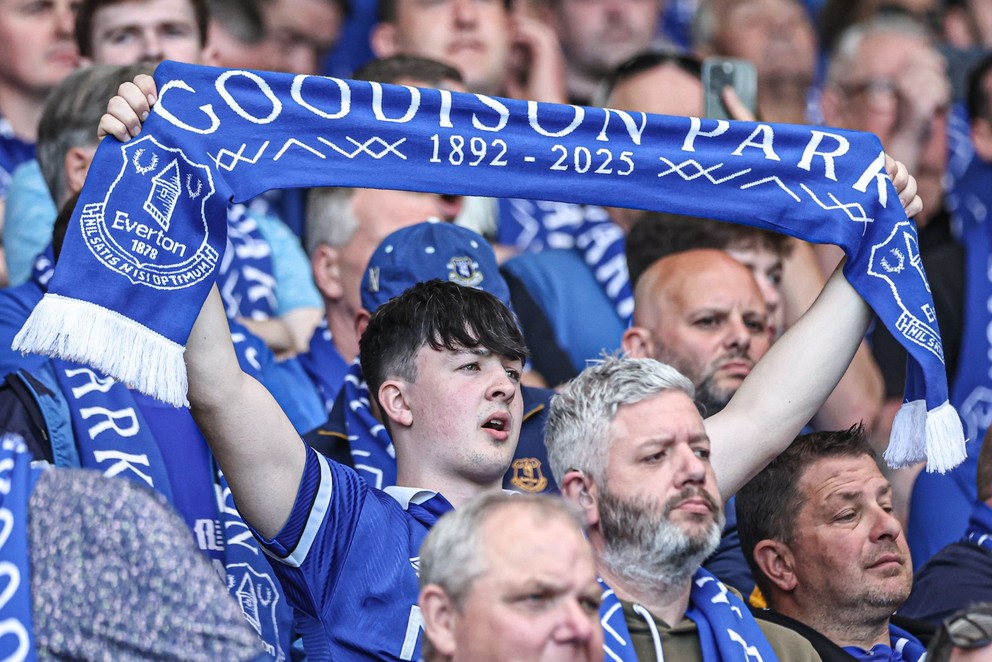 Fanúšikovia Evertonu na štadióne Goodison Park počas zápasu proti Southamptonu v sezóne 2024/25. V aktuálnej sezóne už klub pôsobí na novom Hill Dickinson Stadium. 