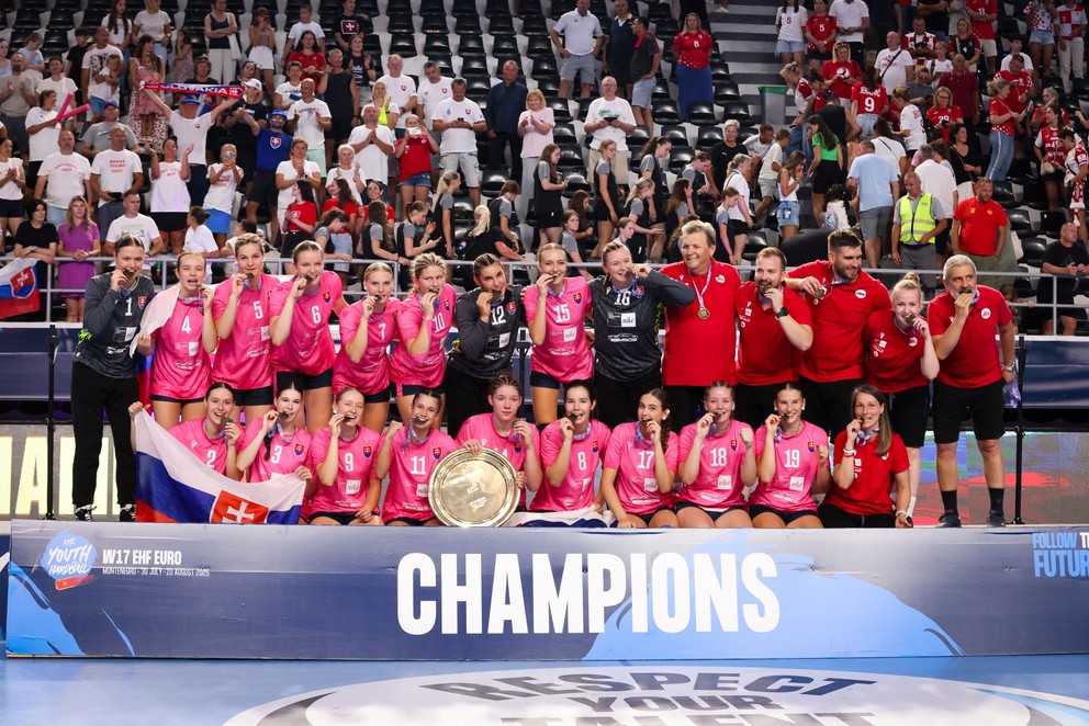 Hádzanárky Slovenska, majsterky Európy do 17 rokov v Podgorici.