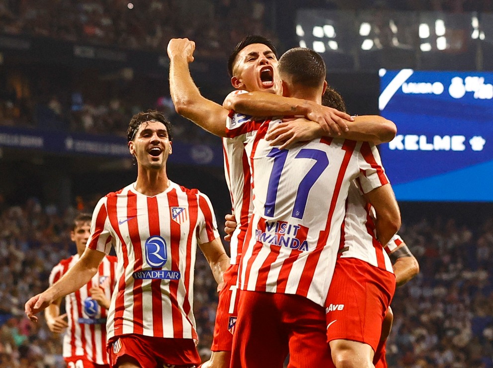 Dávid Hancko oslavuje so spoluhráčmi z Atlética Madrid gól Juliana Álvareza.