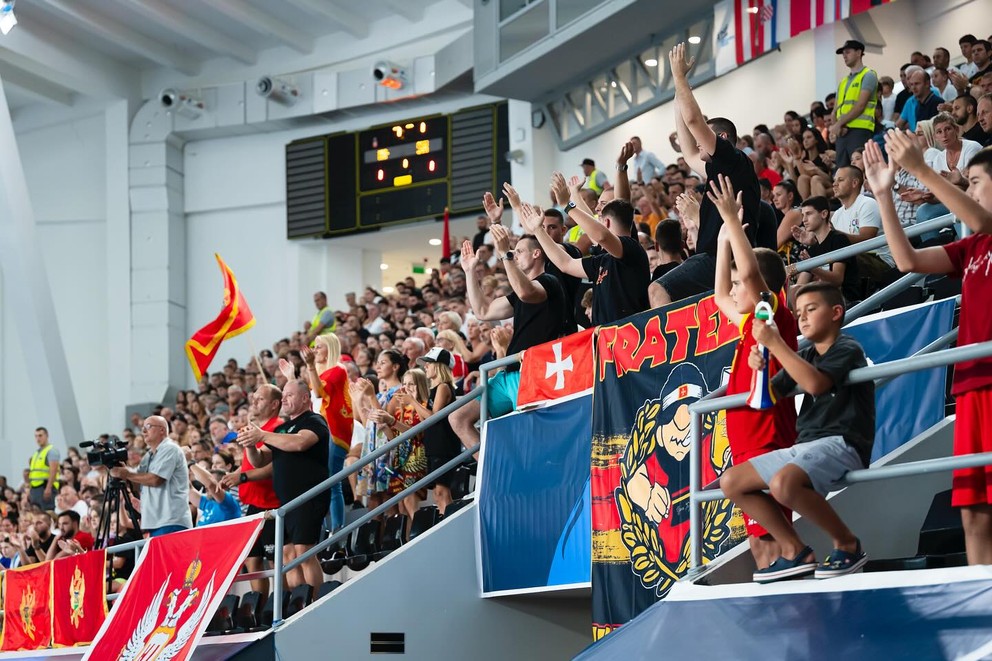 Atmosféra v Podgorici počas semifinále Čierna Hora - Slovensko.