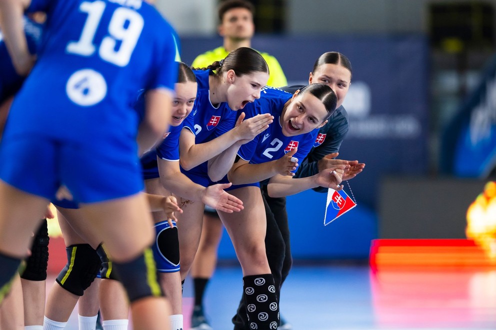 Slovenské hádzanárky na Euro U17 v Čiernej Hore.
