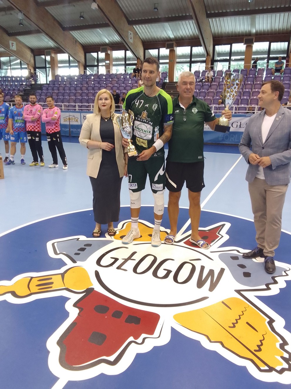 Vlastník klubu Miloslav Chmeliar a kapitán Tatranu Lukáš Urban s trofejami z Poľska