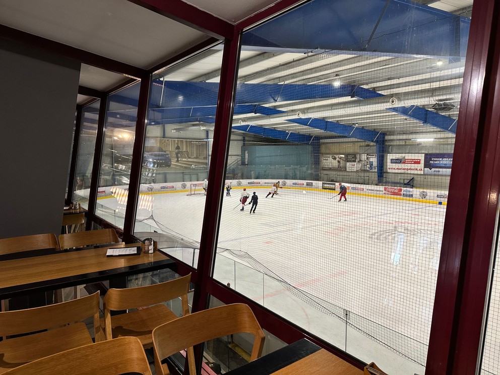 Reštaurácia s výhľadom na ľadovú plochu v Aréne Mariána Gáboríka (MG Rink). 