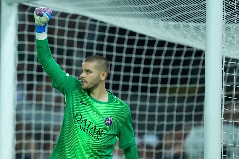 Nový brankár PSG Lucas Chevalier.