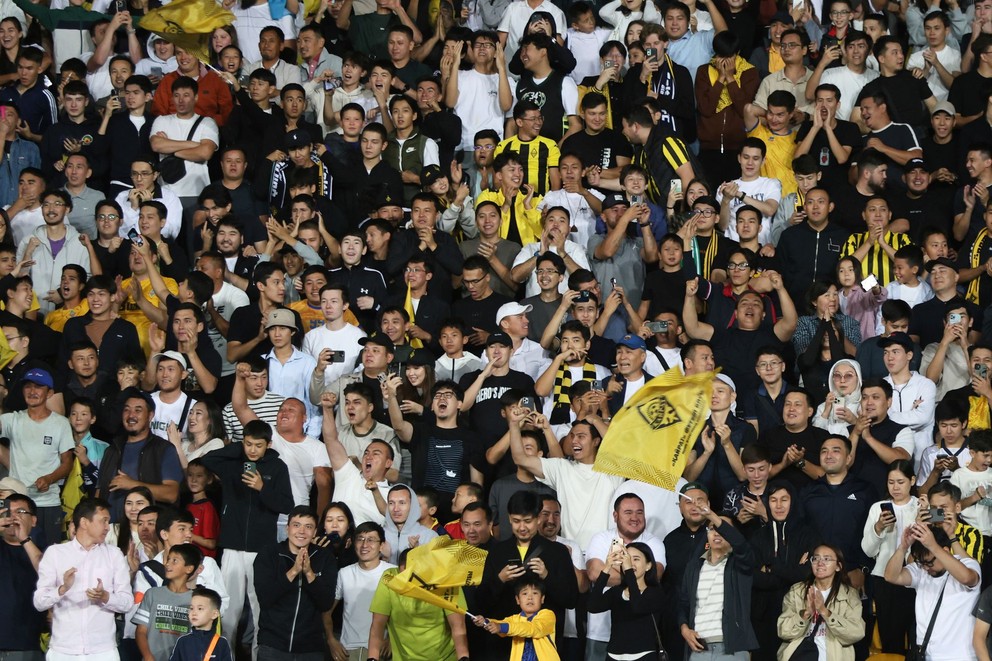 Fanúšikovia Kajratu Almaty reagujú počas penaltového rozstrelu v odvetnom zápase play off futbalovej Ligy majstrov Kajrat Almaty - Celtic Glasgow.