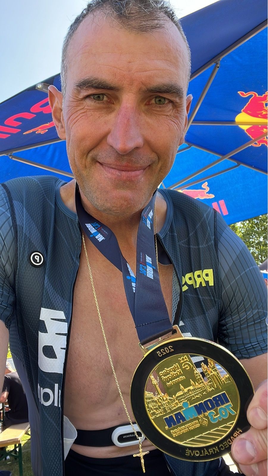 Zdeno Chára v cieli pretekov IRONMAN v Hradci Králové. 