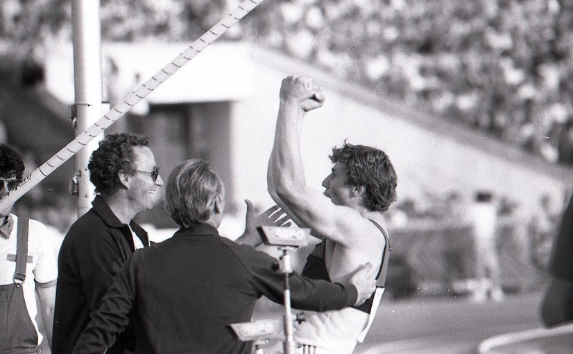 Sergej Bubka prijíma gratulácie bezprostredne po vytvorení svetového rekordu v skoku do výšky 605 cm na mítingu P-T-S v roku 1988.