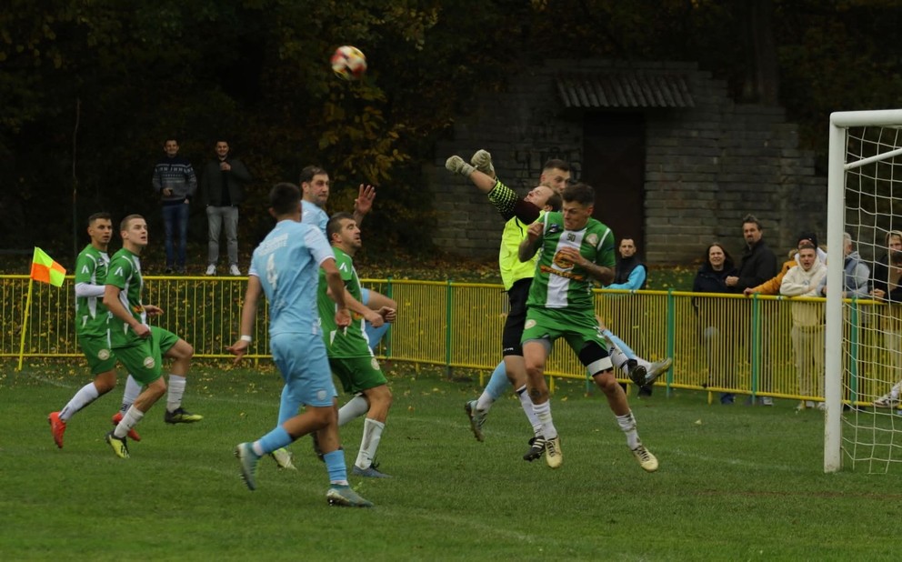 Ivan Mriška a Martin Škrtel skáču za loptou v šlágri proti Podhradiu.