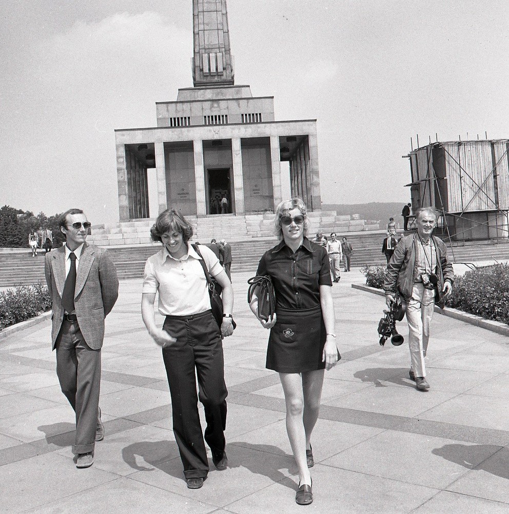 Atlétky z vtedajšej NDR Margrit Olfertová a Rita Kirstová (vpravo) na Slavíne pred 15. ročníkom mítingu v Bratislave v roku 1974.
