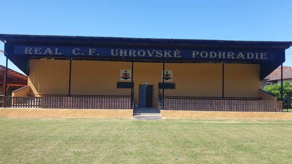 Tribúna na domáce zápasy je pripravená.