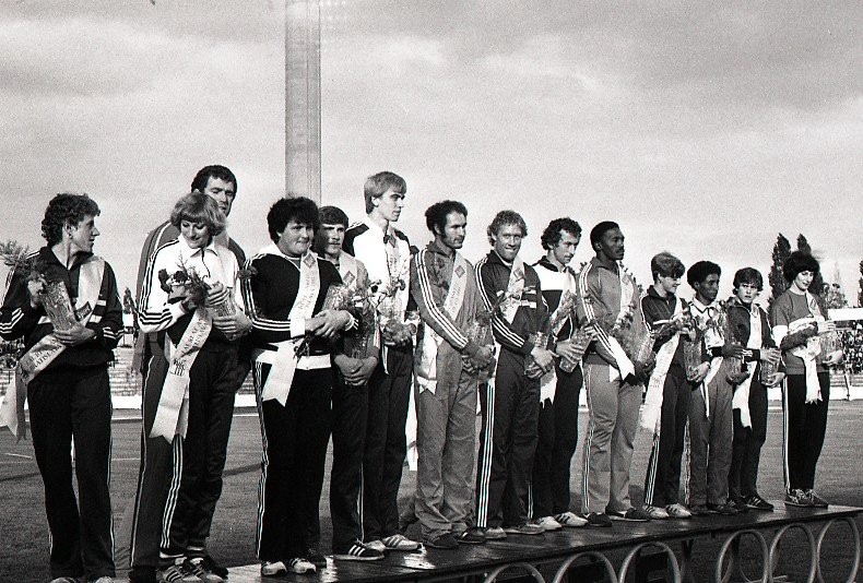 Tradičné ocenenie hviezd pretekov P-T-S, medailistov z olympiád, majstrovstiev sveta a Európy, svetových a európskych rekordérov. Čestný stupeň víťazov (zľava) J. Kratochvílová, T. Bykovová, I. Bugár, H. Fibingerová, S. Bubka, G. Avdejenko,  A. Juantorena, V. Kozakiewicz, T. Munkelt, Luis Delis, T. Kocembová, M. Kedir, E. Murková a I. Szewinska, 25. ročník, rok 1984.