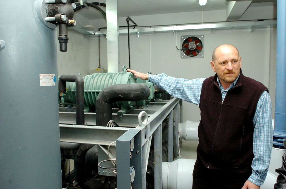 Pavol Gáborík, otec Mariána Gáboríka, ukazuje strojovňu štadióna v roku 2004.