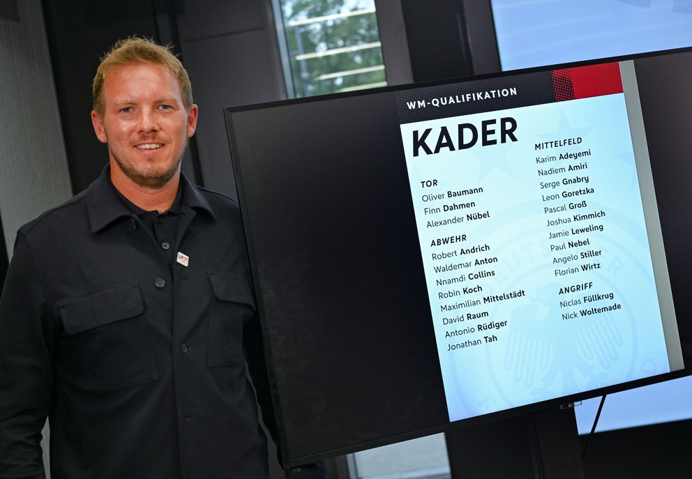 Tréner nemeckej futbalovej reprezentácie Julian Nagelsmann sa usmieva počas tlačovej konferencie po zverejnení nominácie na zápasy kvalifikácie o postup na MS 2026.