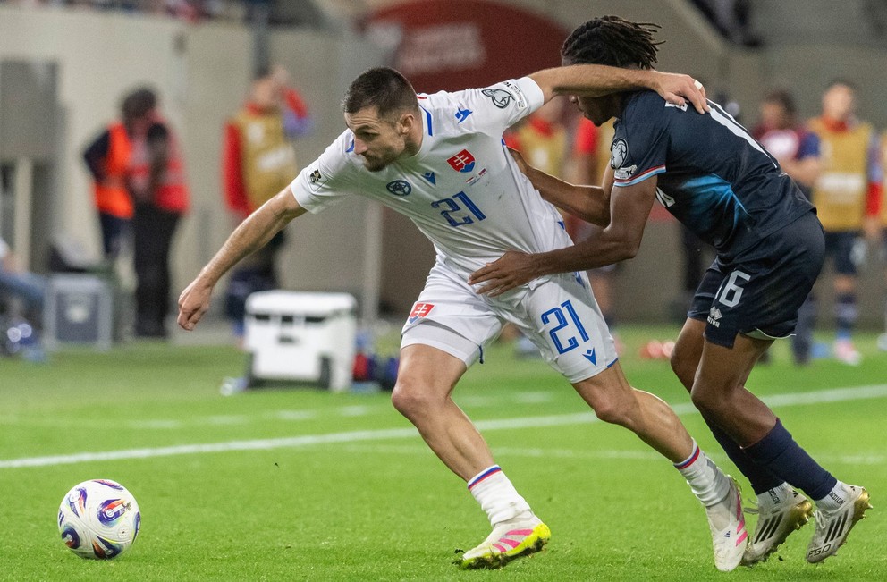 Matúš Bero (Slovensko) a Leonardo Barreiro (Luxembursko) počas zápasu A-skupiny európskej kvalifikácie MS 2026 vo futbale.