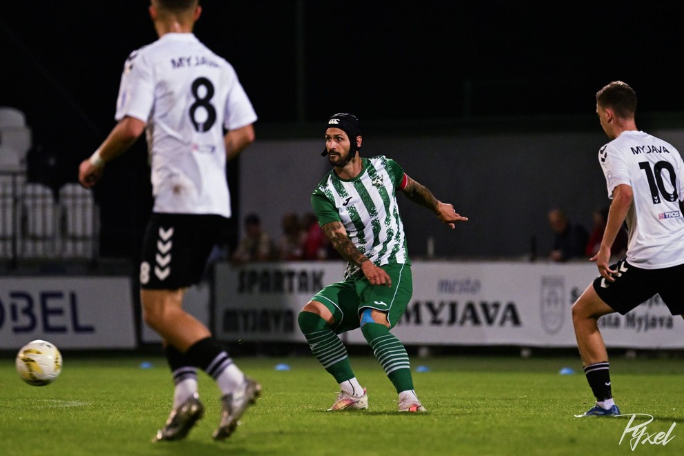 Nové Zámky prehrali zatiaľ iba na Myjave, kapitán Dominik Fótyik (v strede) ich však vedie späť na špicu 3. ligy. 