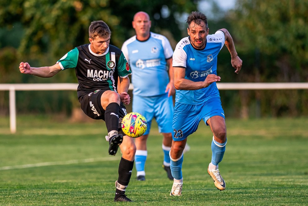 Najväčšia letná posila ŠK Nitra-Dolné Krškany Jaroslav Machovec (vpravo) v pohárovom zápase proti druholigovým Malženiciam.
