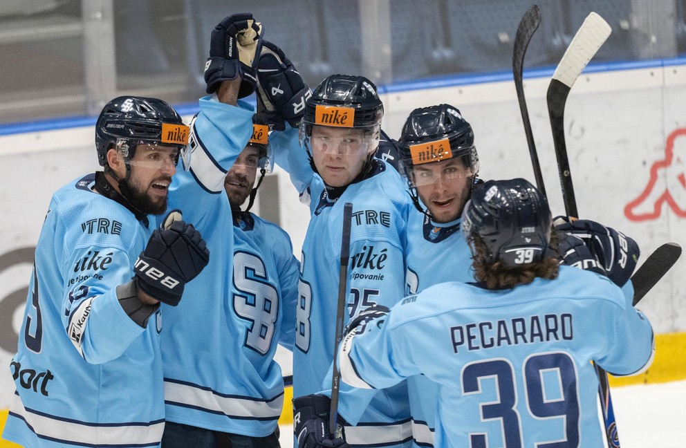Hráči Slovana sa tešia z gólu v zápase 1. kola hokejovej Tipsport ligy HC Slovan Bratislava - HC Košice.