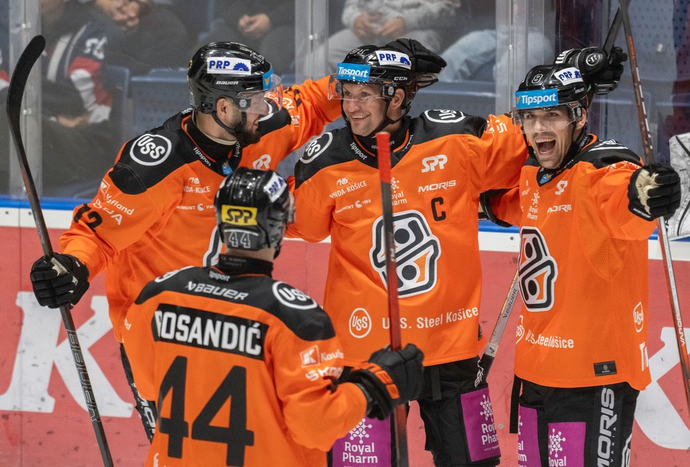 Na snímke hráči Košíc sa tešia z gólu v zápase 1. kola hokejovej Tipsport ligy HC Slovan Bratislava - HC Košice.