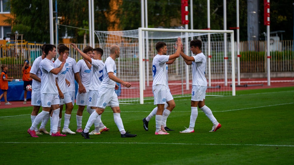 Futbalisti FK Spartak Dubnica nad Váhom pokrstili novučičký koberec víťazstvom.