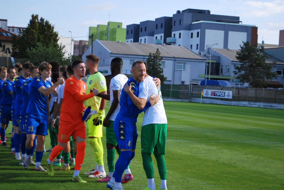 Pred ostrým zápasom N. Zámky – Gabčíkovo sa takto kamarátsky pozdravili Ladislav Szöcs (v modrom) a Róbert Ešek. 