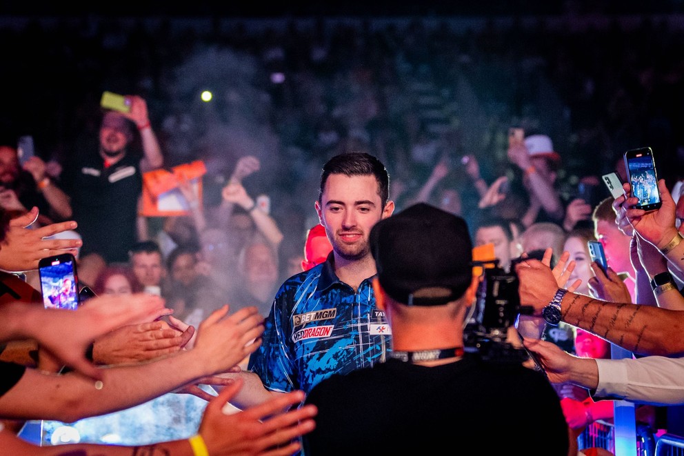 Anglický šípkar Luke Humphries počas exhibície v Bratislave. 