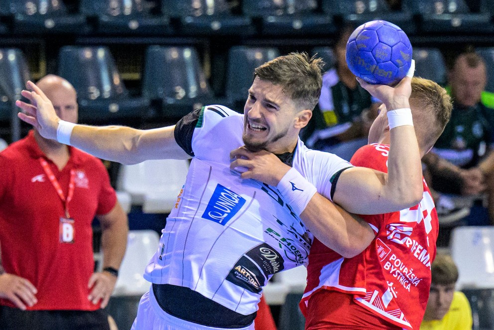 Savo Slavuljica (Prešov) a Djordje Šljukič (Považská Bystrica) počas zápasu 2. kola Niké handball extraligy.