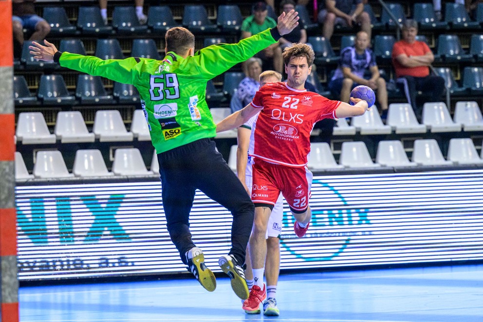 Ivan Ereš (Prešov) a Adam Ďurana (Považská Bystrica) počas zápasu 2. kola Niké handball extraligy.