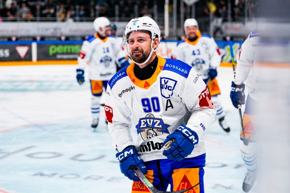 Tomáš Tatar oslavuje gól v drese EV Zug. 