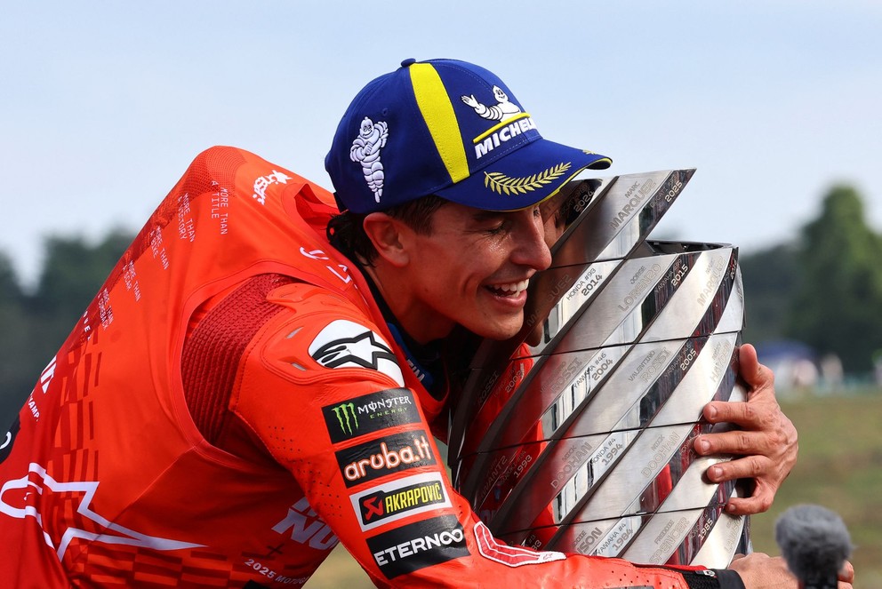 Španiel Marc Marquez objíma trofej majstra sveta MotoGP.