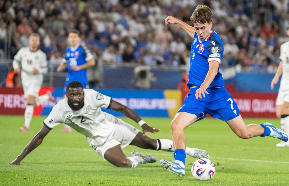 Leo Sauer si položil obrancu Antonia Rüdigera v zápase Slovensko - Nemecko. 