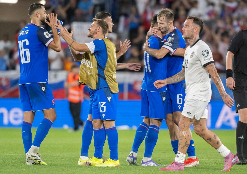 Na snímke radosť slovenských futbalistov, zľava hráč Slovenska Dávid Hancko, hráč Slovenska Patrik Hrošovský, hráč Slovenska László Bénes, hráč Slovenska Ľubomír Tupta, hráč Slovenska Norbert Gyömbér po víťazstve 2:0 nad Nemeckom.
