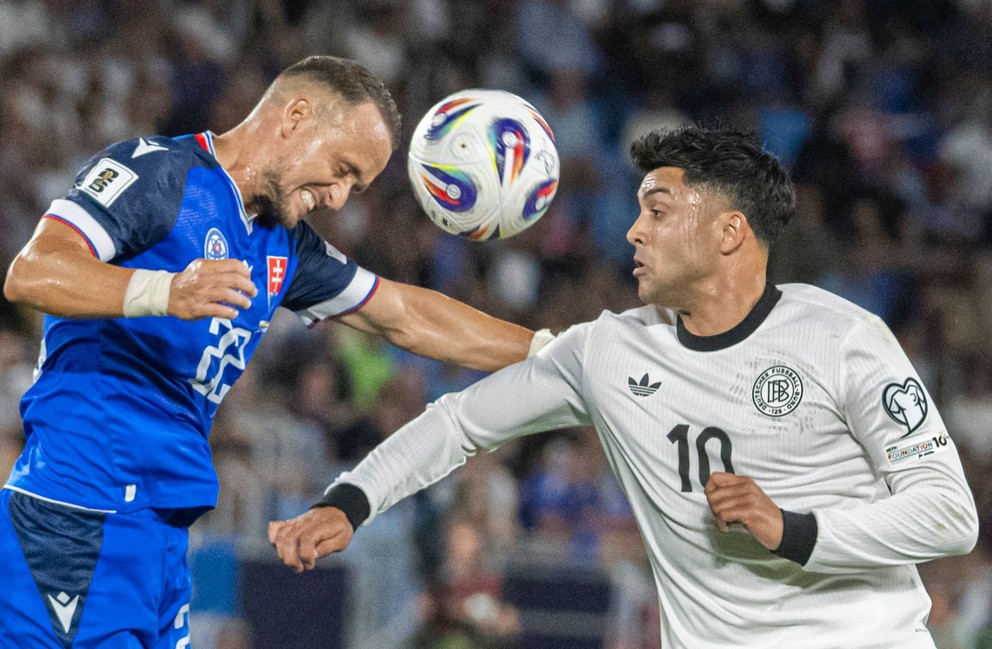 Na snímke zľava hráč Slovenska Stanislav Lobotka a hráč Nemecka Nadiem Amiri .