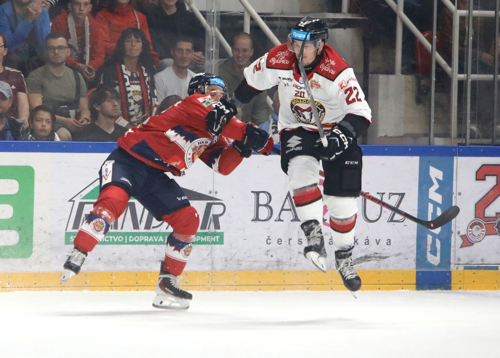 Na snímke zľava Daniel Brejčák (Zvolen) a Dávid Šoltés (Banská Bystrica) ppočas zápasu 1. kola Tipsport ligy HC MONACObet Banská Bystrica - HKM Zvolen.