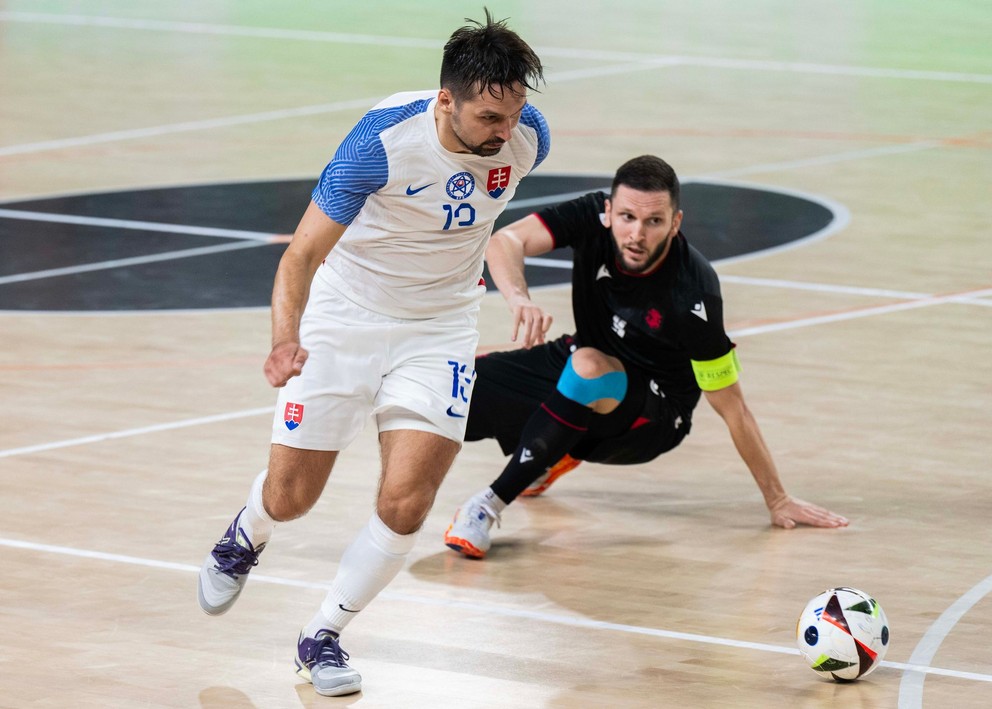 Zľava Martin Doša (Slovensko) a Irakli Todua (Gruzínsko) počas odvetného zápasu.