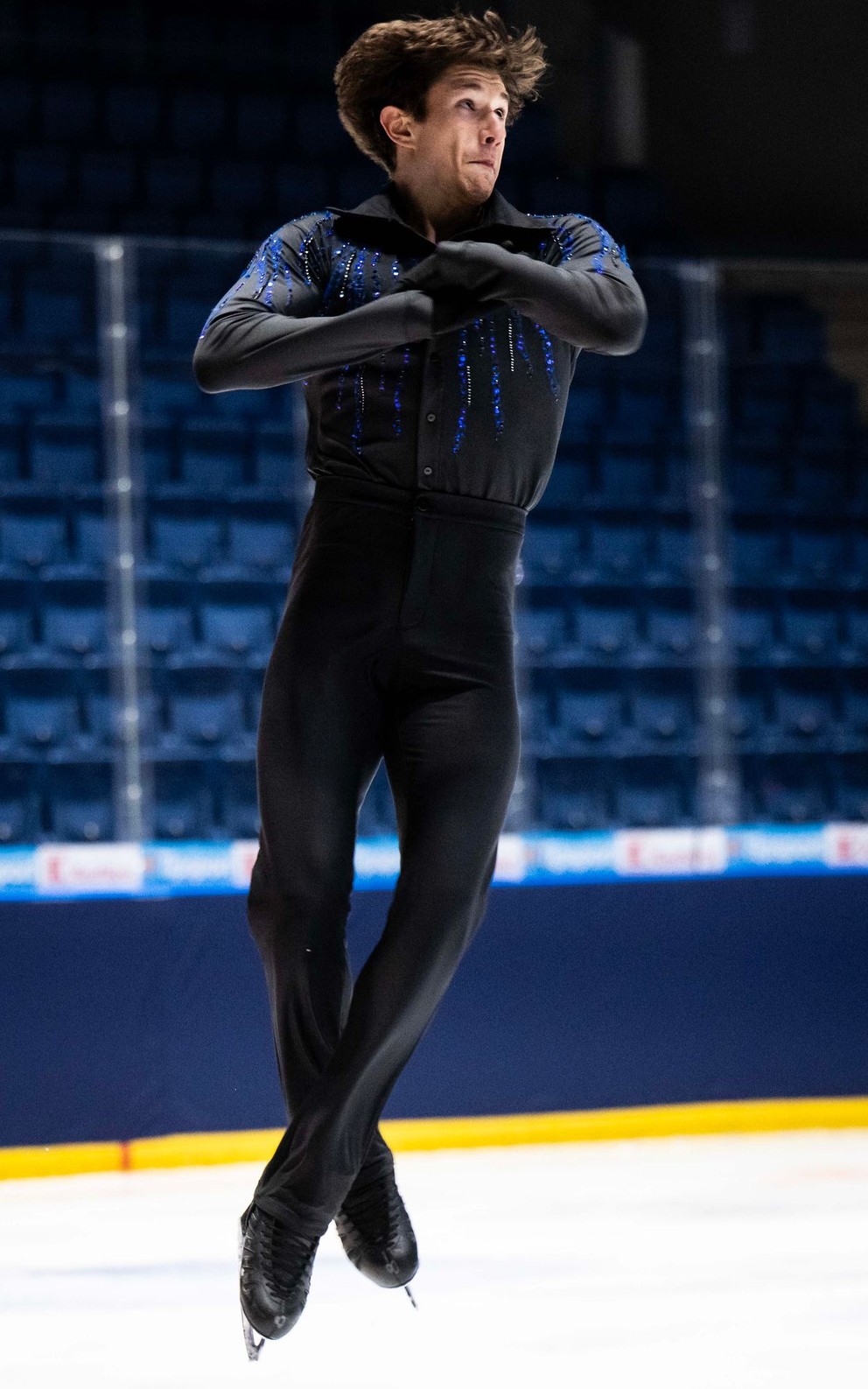 Slovenský krasokorčuliar Adam Hagara počas krátkeho programu mužov na 33. ročníku Memoriálu Ondreja Nepelu.