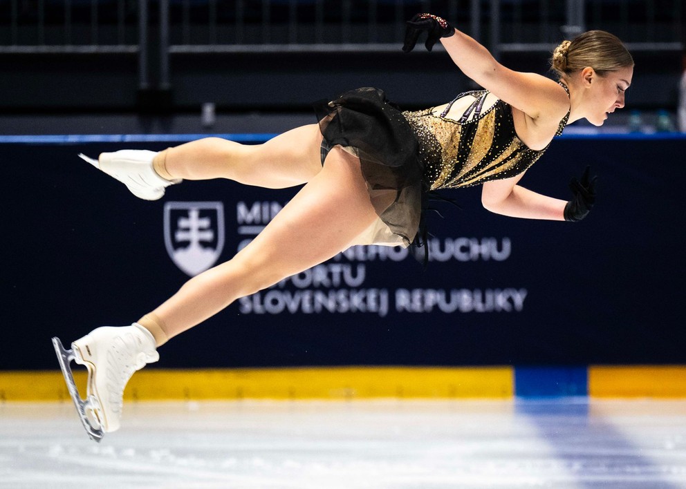 Slovenská krasokorčuliarka Vanesa Šelmeková počas krátkeho programu žien na 33. ročníku Memoriálu Ondreja Nepelu.