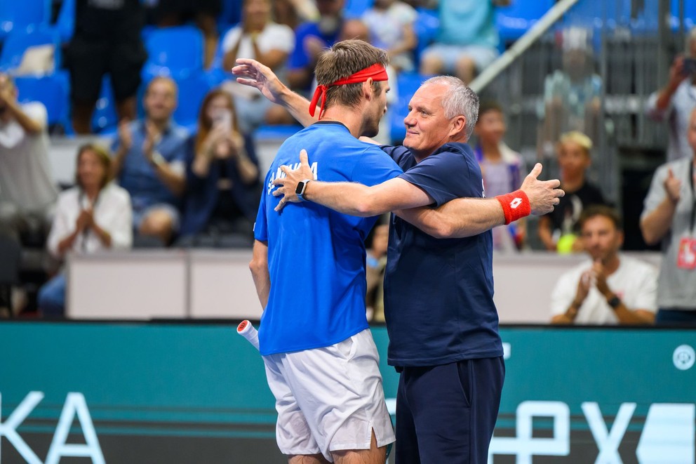 Zľava slovenský daviscupový reprezentant Norbert Gombos a kapitán tímu Slovenska Tibor Tóth.