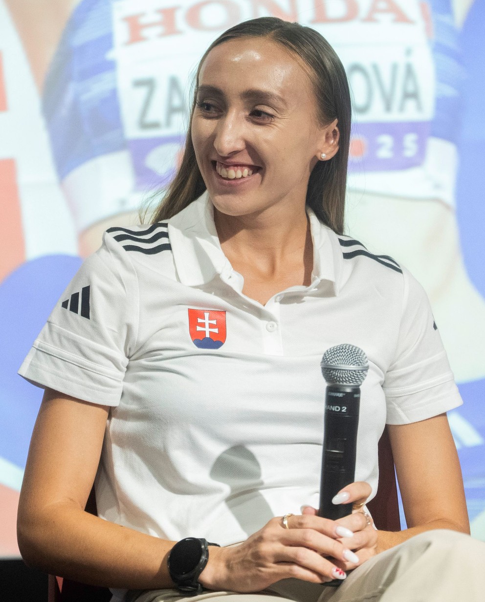 Gabriela Gajanová sa usmieva počas tlačovej konferencie po návrate z tokijského svetového šampionátu v atletike.