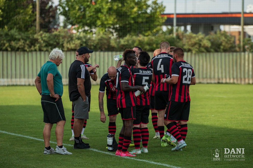 Tréner Csaba Szórád (v šiltovke) prevzal Bešeňov toto leto. Snímka je z prvého zápasu vo Veľkom Mederi. 