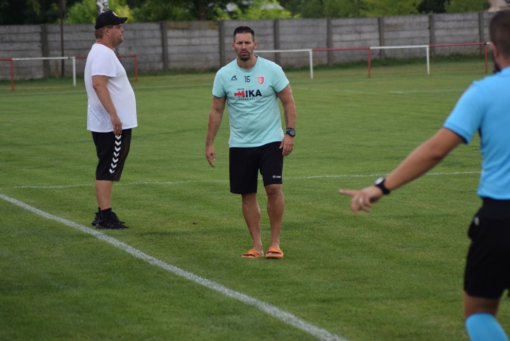 Tréner OŠK Lipová Martin Braun (v strede).